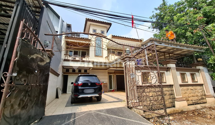 Old 2.5-Story House in Rawa Buaya Needs Renovation Old 2.5-Story House in Rawa Buaya Needs Renovation