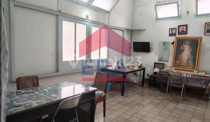 Rumah Bagus Unfurnished SHM Klojen, Malang 2