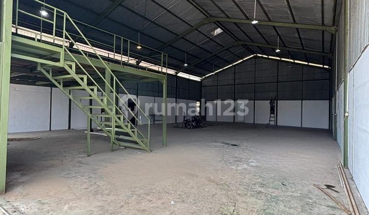 Warehouse for Rent 375M2 in Cileungsi with 40Ft Container Access