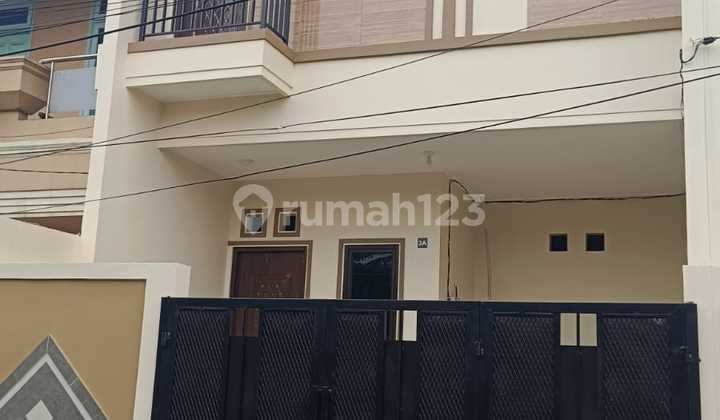 RUMAH RUMAH BARU 3 LANTAI MODERN – 4 KAMAR TIDUR, LOKASI STRATEGIS DI DURI KEPA, JAKARTA BARAT  