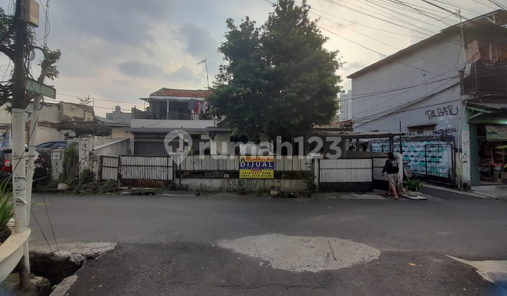 A Step Away to Rasuna Said and Sudirman. House Next to Kasablanca Mall. A Step Away to Rasuna Said and Sudirman. House Next to Kasablanca Mall.