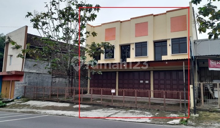 Shop House for Rent Strategically Located on Trasan Street, Bandongan - Magelang