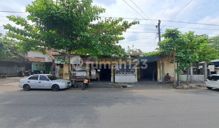 Commercial Space for Sale with 614 Square Meters of Land Located on East Imogiri Street, Yogyakarta Commercial Space for Sale with 614 Square Meters of Land Located on East Imogiri Street, Yogyakarta