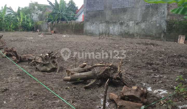 Land 3 km to UGM campus on Sulawesi Street, Sleman