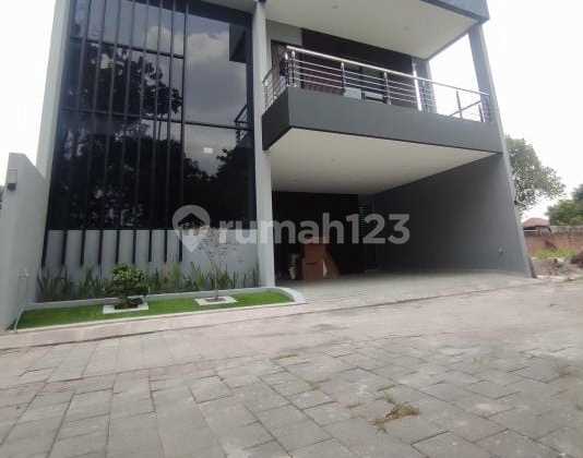 Two-Story Villa House Strategic Location Near North Ring Road