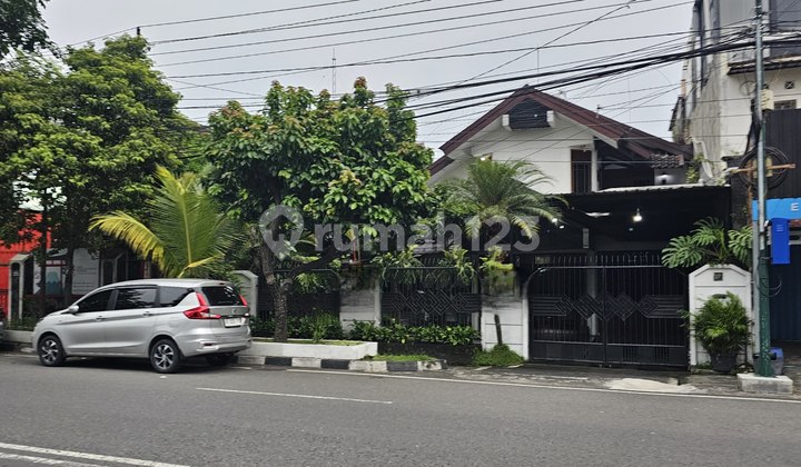 Rumah Bagus Klasik Pinggir Jalan Raya Utama Umbulharjo Kota Yogyakarta