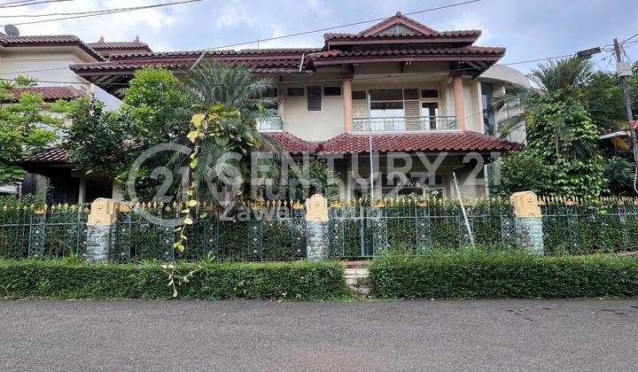Rumah Hoek Klasik Kokoh Kolam Renang Premium Bintaro Jakarta Selatan