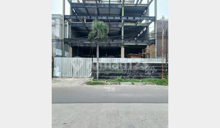 Dijual Bangunan Multifungsi 4 Setengah Lantai Terima Jadi di Green Garden