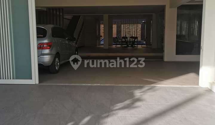 Rumah 3 Lantai Furnished Dan Kolam Renang 2