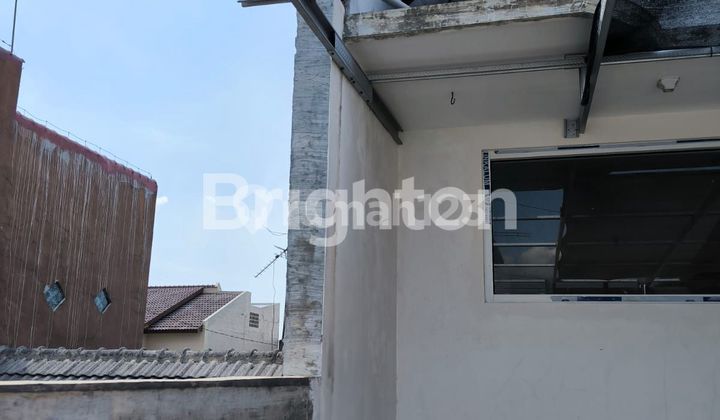 Buy 1 get 2 at Narita Airport Street. 2