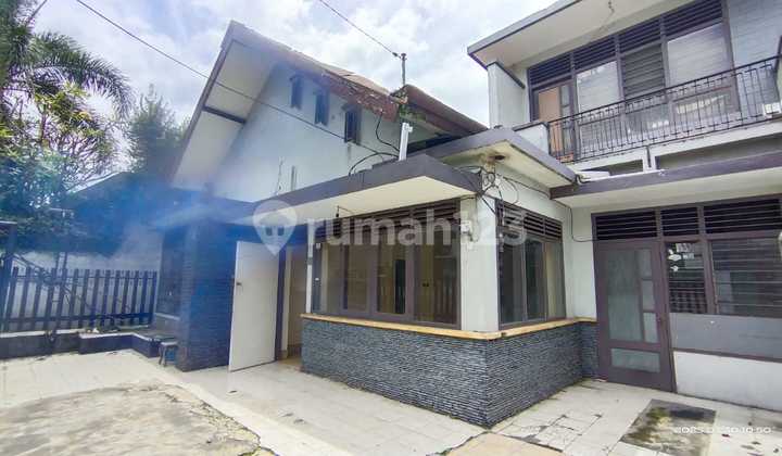 Rumah Bangunan Lama Dekat Perkantoran 1