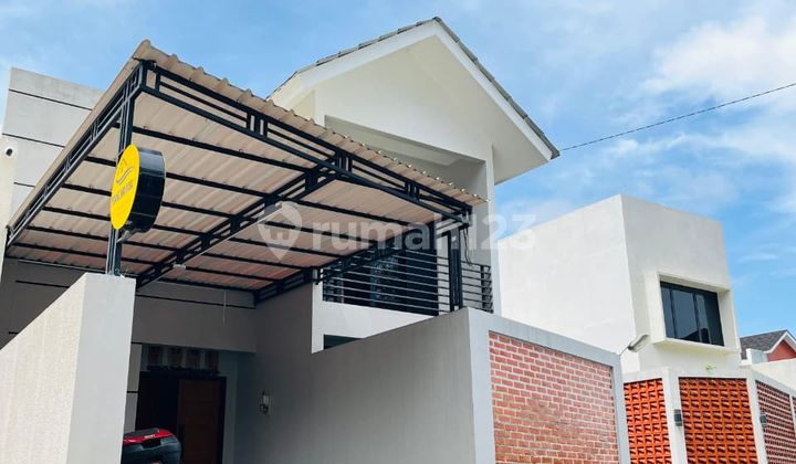 Rumah dengan Konsep Vila, Ada Kolam Renang dengan Ukuran Besar 2