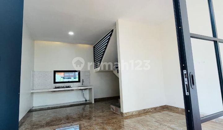 Rumah, 2 Lantai, SHM, Siap Huni Ada Kolam Renang dengan Ukuran Besar di Sleman