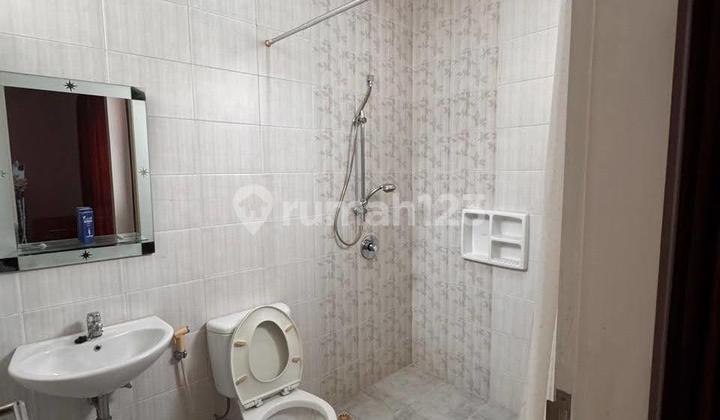 DIJUAL RUMAH PEMILIK BUTUH UANG LOKASI ROYAL RESIDENCE