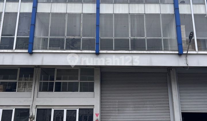 Duta Indah Sentoha, Moh. Toha, Periuk, Tangerang. Warehouse and Office for Rent, 3 Floors Ready to Use, Net Price Excluding Income Tax, Deposit 20 Million, Flood-Free, South-Facing, Industrial Permit, 40-Foot Container Access, Warehouse Can Accommodate 40-Foot Containers, 20-Meter Wide Road Access, Free Unloading Labor.