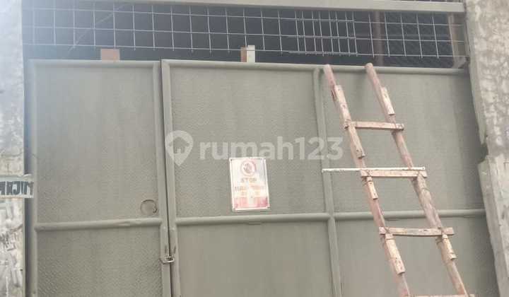 Prepedan, Kalideres, West Jakarta.. Warehouse for Rent, Minimum Lease 2 Years, Access for Small or Double Trucks, Roadside Location, Loading and Unloading Must Be Done Inside the Warehouse, 2200W PLN, Groundwater.