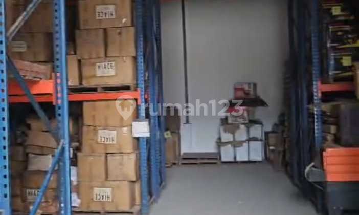 Kamal Business Center, Dadap, Penjaringan, North Jakarta. Warehouse for rent, available from February 19, 2026, minimalist building, can accommodate 40-foot containers, flood-free, 24-hour security, includes toilet.