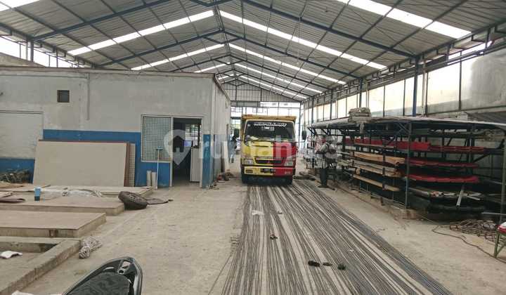 Pamulang, South Tangerang.. Warehouse for Rent, 40ft Container Access, PPH Paid by Tenant, Unit Ready and Neat Early November 2025, Former Iron Store Condition with Iron Shelves Available for Use.