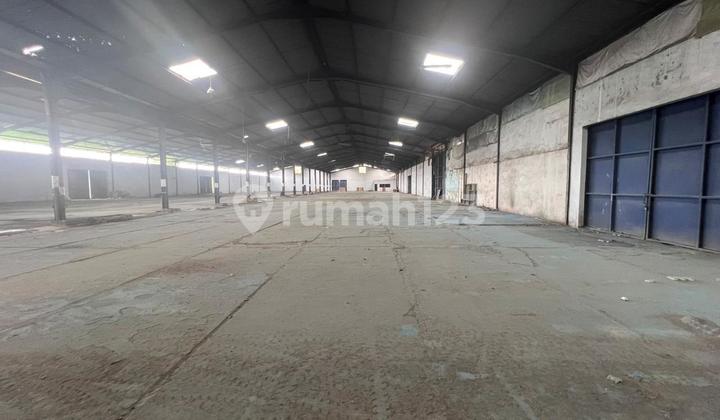 Jalan Telesonik, Jatake, Tangerang. Warehouse for rent, ready to use. Renovated by owner, in neat condition. Access for 40ft containers. Deposit 100 million, minimum lease 2 years. Flood-free area, security post available. Electricity capacity 27,000 watts, SHGB certificate.