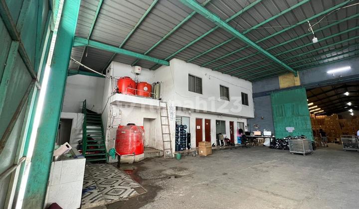 Sentra Kosambi, Dadap, Tangerang. Warehouse for rent with hook, leased until March 2026, industrial permit, facing northwest and southwest, access for 40-foot containers, warehouse not flood-prone, located on main road, includes office and employee mess.