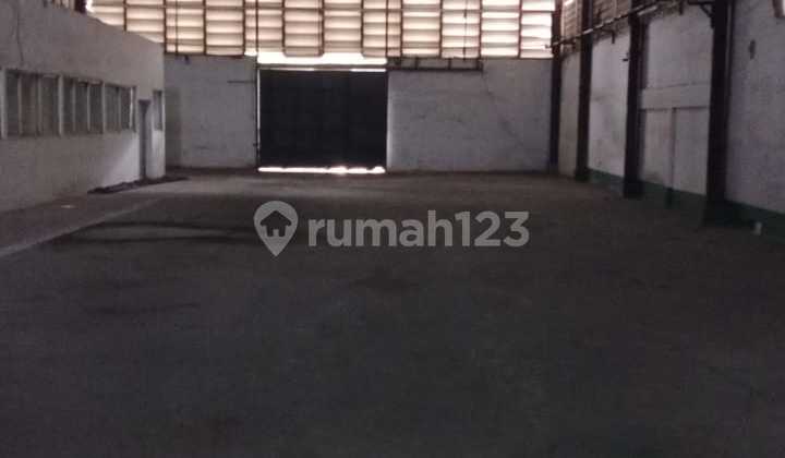 Jurumudi, Tangerang. Warehouse for rent, 3 units combined, includes 11% VAT, excludes income tax, accessible for 40-foot containers, ownership under PT name, parking must be shared, 4400 VA electricity token, 5 offices, well water. -Wt