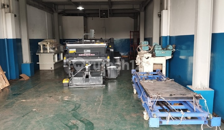 Bizpark, Daan Mogot, West Jakarta... Warehouse for sale, fully renovated into 3 floors, taxes separate, 40-foot container access, includes 2 free AC units and 2-ton hoist, 8-channel CCTV, 55,000W PLN power, piped water and land, new extended HGB (Right to Build) lease.