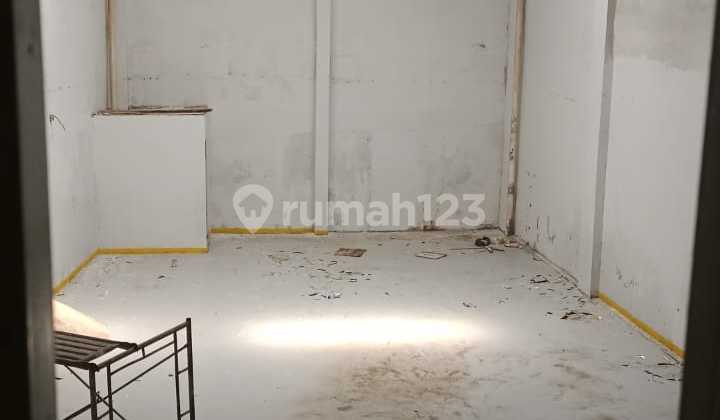 Jl Satu Maret, Pegadungan, Kalideres, West Jakarta. Warehouse for Rent, 2 Units Left, Includes Office, Container and 20ft Fuso Truck Access, Micro Industry Permit, 16500w Electricity.