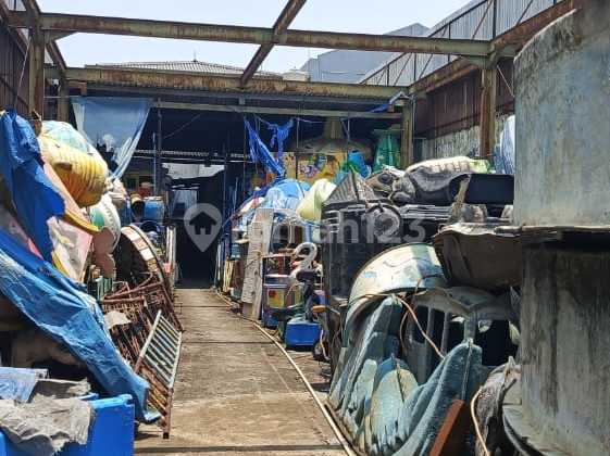 Menceng, Tegal Alur, Kalideres, Jakbar..Disewa Gudang 2 Lt, Posisi Bagus, Pinggir Jalan, Akses Fuso dan Truk Engkel, Di Lt 2 Ada Kamar Tidur dan Dapur.
