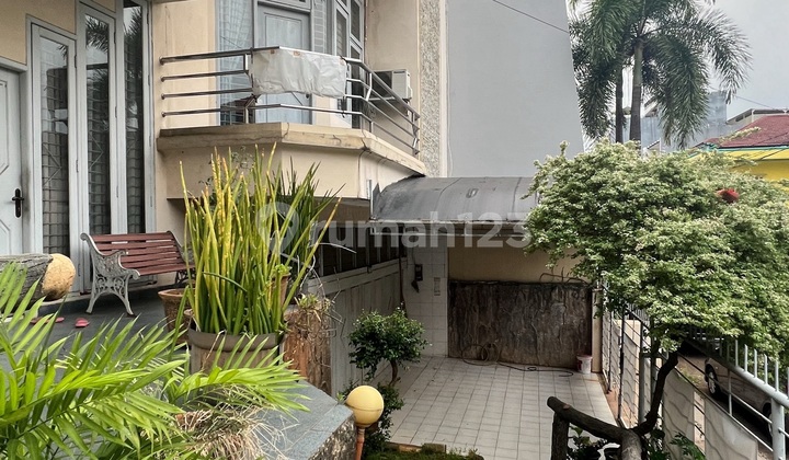 Rumah Mewah Hoek 3½ Lantai Semi Furnished Di Sunter S8773