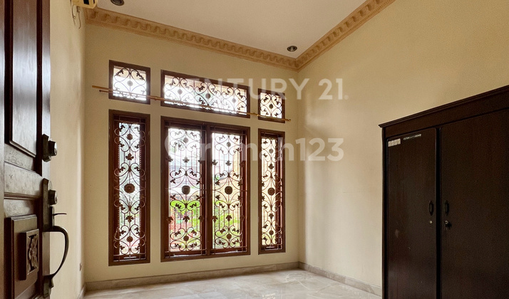 Rumah Klasik Eropa 2½ Lantai Nyaman Siap Huni Di Pulomas R2162 2