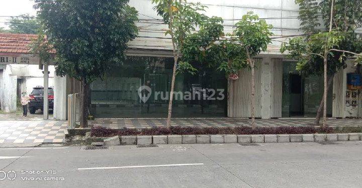 DISEWAKAN MURAH Gedung 2.5 Lantai EX SHOWROOM MOBIL
