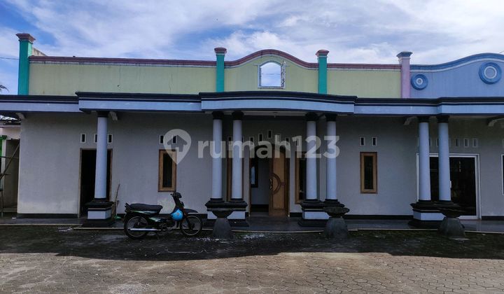 Besardi's House on the Provincial Roadside