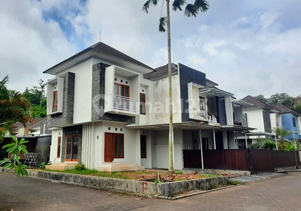 Amr-259.Pas-Y Rumah Baru Gress 2 Lantai Disewakan di Pusat Tabanan - Lingkungan Elit, Aman & Nyaman