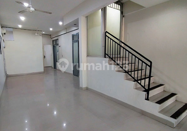 For Rent 12-Room Shop House IMB (Building Permit) for Shop Office Doctor's Practice on Jl Raya Pulau Komodo, Sanglah, Denpasar 2