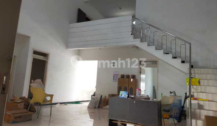 Dijual atau Disewakan Rumah murahh siap huni 2 lantai , garasi rolling door , akses jalan lebar 