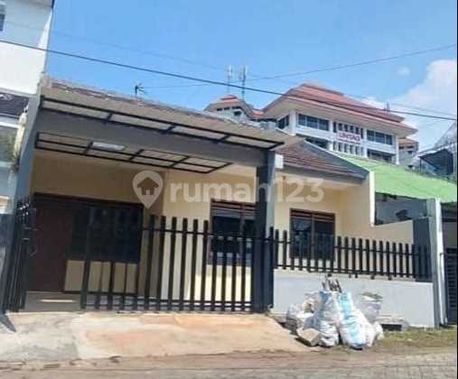 Ready-to-Live House for Rent - Location Manyar Surabaya