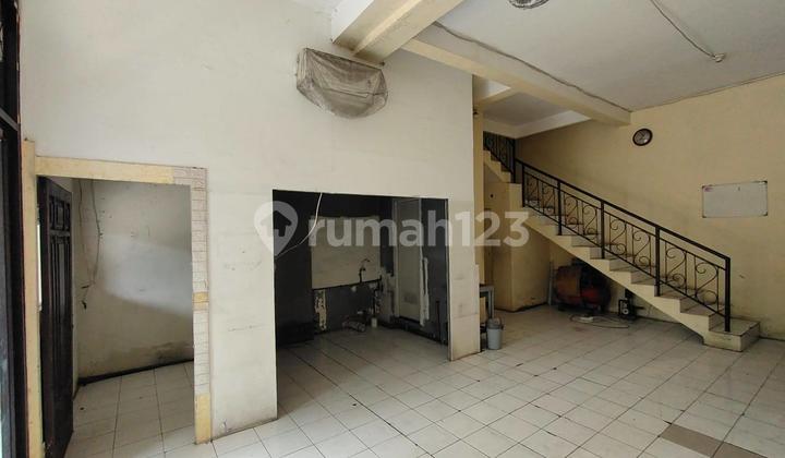 Ready to Occupy, Shop House, 2 Floors, Suitable for Office Business, etc., Flood-Free Area in Simokerto 2