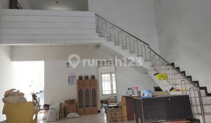Dijual atau Disewakan Rumah murahh siap huni 2 lantai , garasi rolling door , akses jalan lebar  2