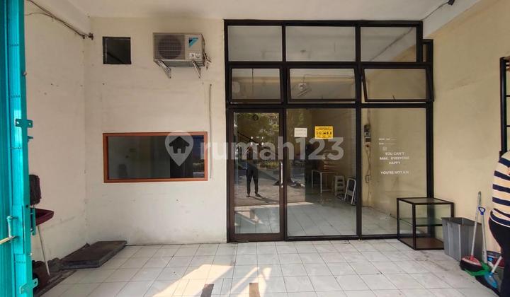 Ready to Occupy, Shop House, 2 Floors, Suitable for Office Business, etc., Flood-Free Area in Simokerto