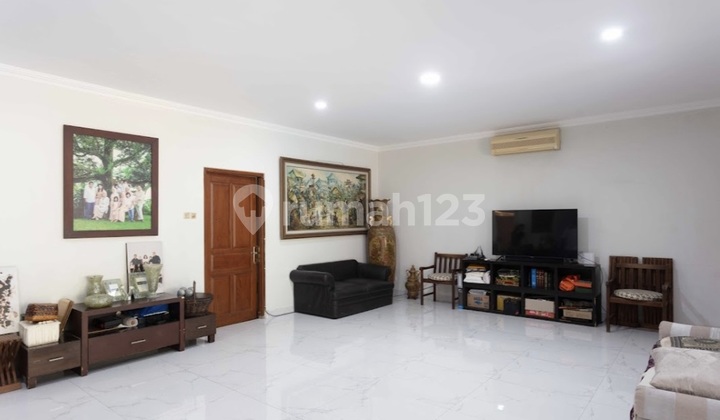 Luxury House on Jalan Radio in Kebayoran Baru, Near Gandaria City (Gancit), Grand Lucky, Near Lab School, Near Pondok Indah Hospital, Muhammadiyah Hospital, Blok M, Near MRT H. Nawi Station