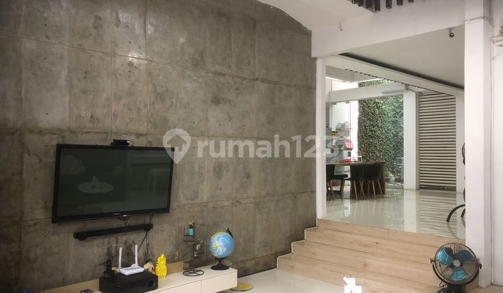 HOUSE FOR SALE CHEAP STRATEGIC LOCATION IN RADIO DALAM KEBAYORAN BARU