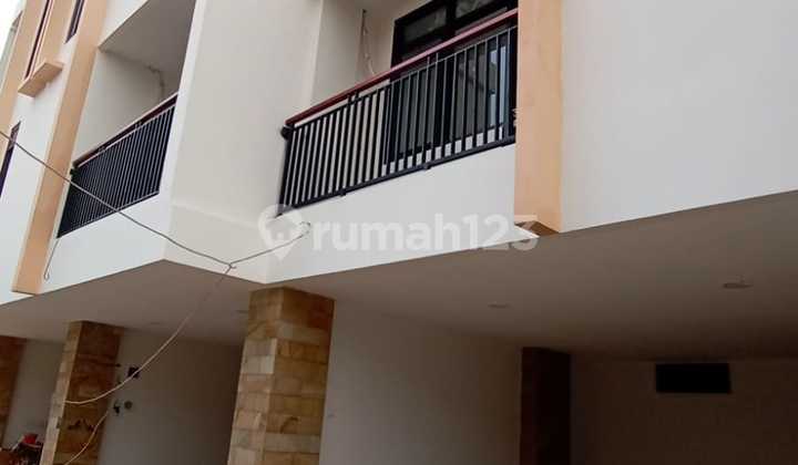 RUMAH MURAH 3 LANTAI DALAM CLUSTER DI TEBET JAKARTA SELATAN