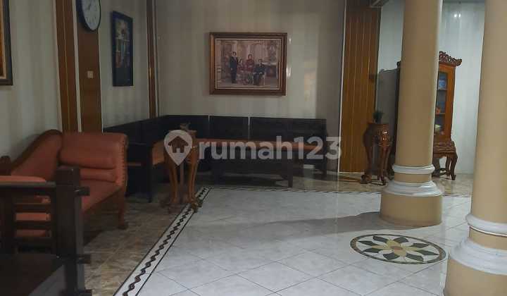 Rumah Mewah Berarsitektur Klasik di Pondok Bambu - Siap Huni & Lokasi Strategis! 1