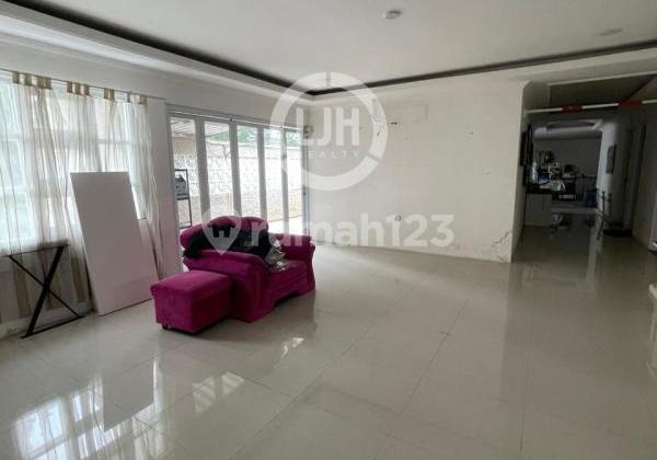 Business building on Supriyadi Street Business building on Supriyadi Street