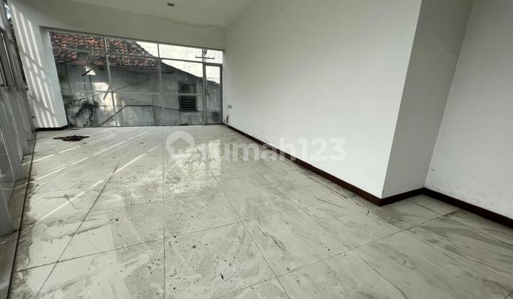 Bangunan usaha di jalan Pemuda 2