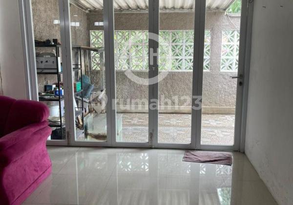 Bangunan usaha di jalan Supriyadi 2