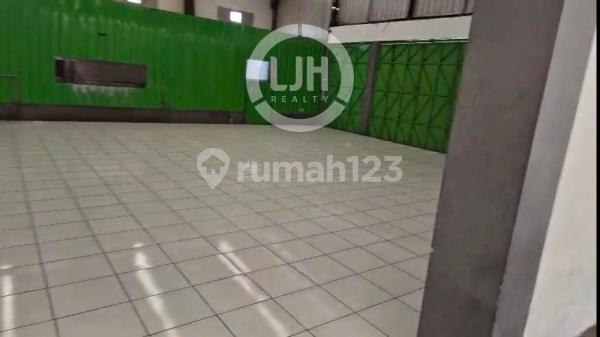 Business Building on Kedungmundu Street 2