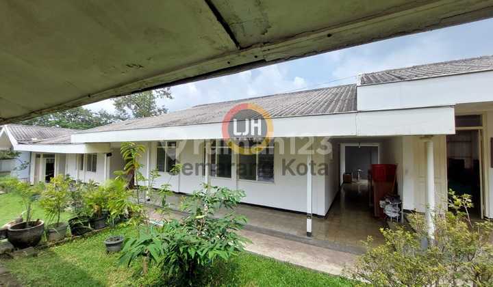 A house with a spacious yard in Ungaran.