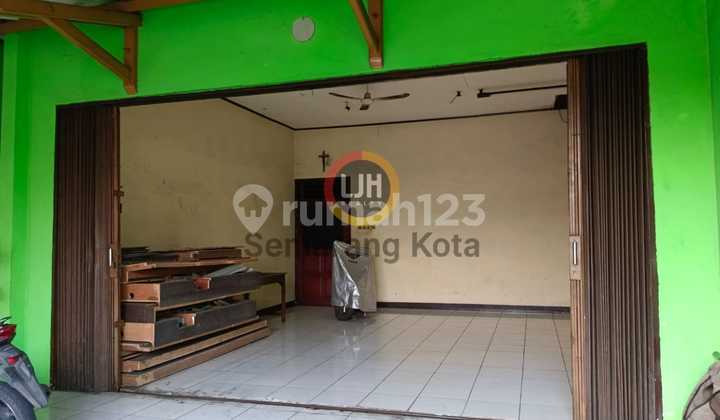 The house is suitable for business in Kedungmundu. The house is suitable for business in Kedungmundu.