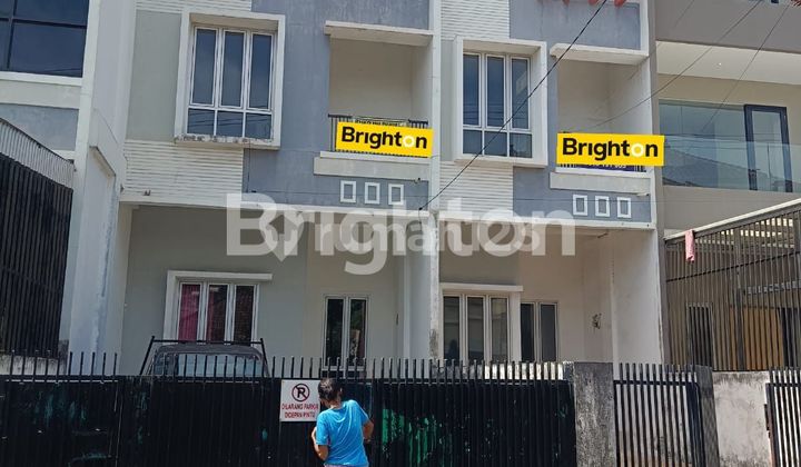 Strategically located townhouse, city center.